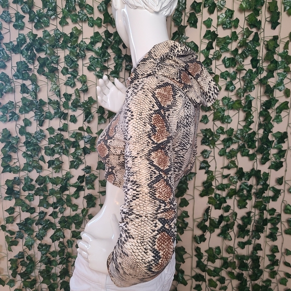 Daisy Women's Snakeskin Design Cropped Long Sleeves Front Zip Top size M - Picture 4 of 14